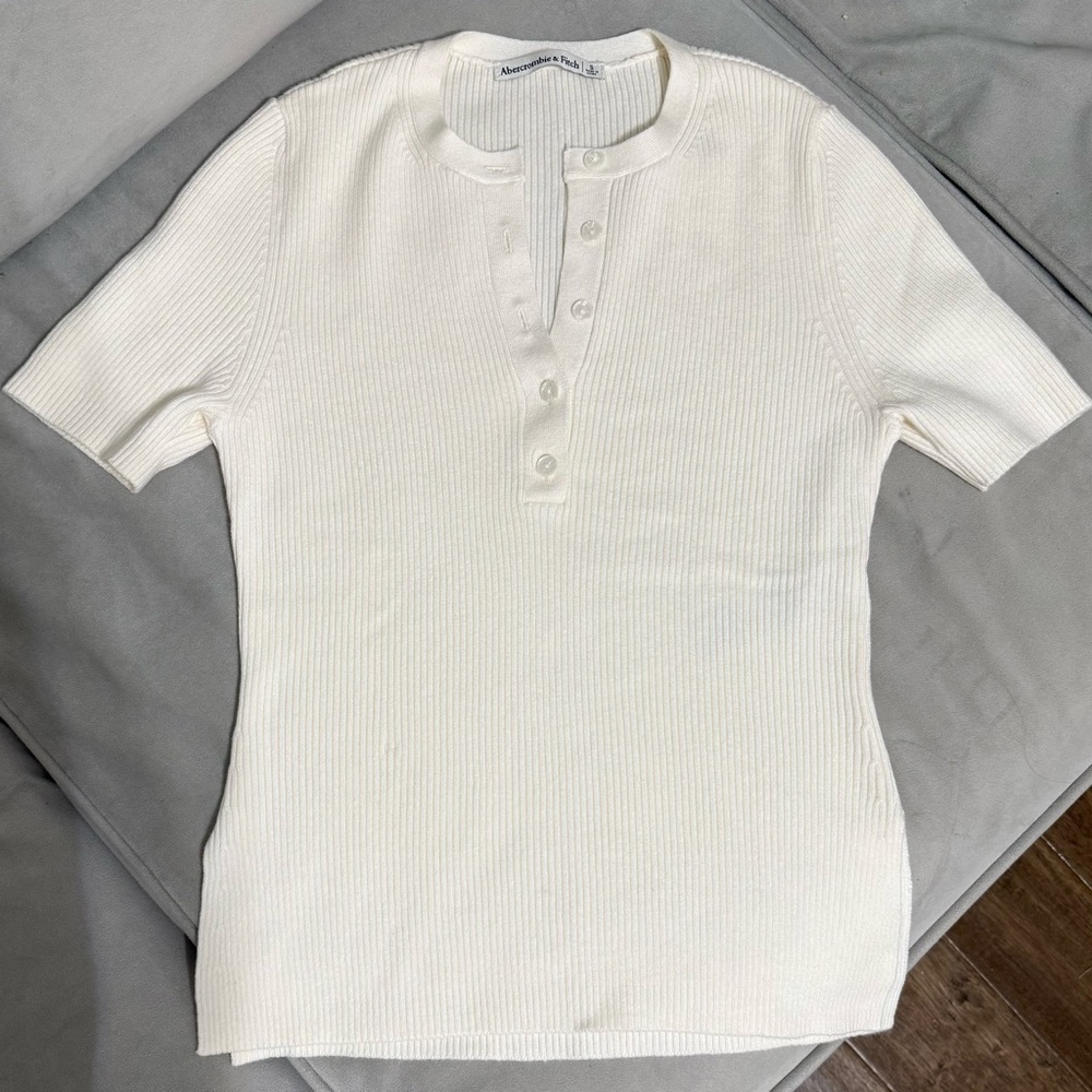 Abercrombie & Fitch Cream Short Sleeve Tee